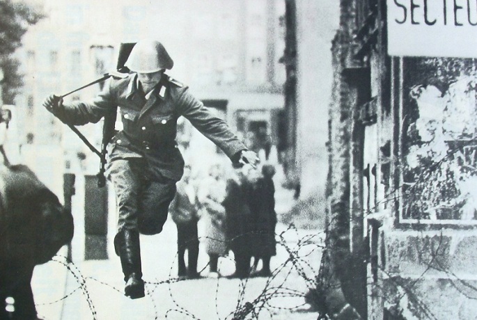 soldado_muro_berlin_1961